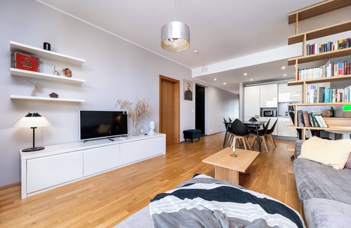 Old Town Apartment | 2BR/Balcony/parking garage/Wi-Fi/next to Old Town