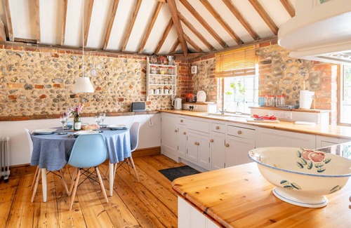 Weybourne Apartment | Tucked away in the heart of the coastal village of Weybourne, within easy walking distance of the be
