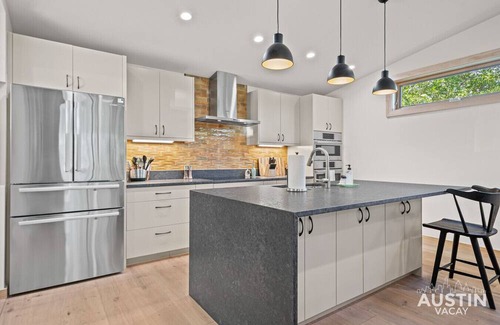 Galindo Apartment | South Austin King Suite w Screened Porch & Miele Espresso, Near SoCo & Zilker