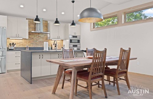 Galindo Apartment | South Austin King Suite w Screened Porch & Miele Espresso, Near SoCo & Zilker