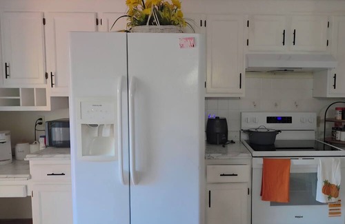 Maplewood House | Spacious 5-bedroom house in delightful Saint Paul with large deck and dining