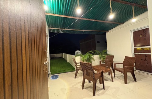 Varanasi Apartment | 2-bedroom apartment in beautiful Assi Ghat,Varanasi with AC