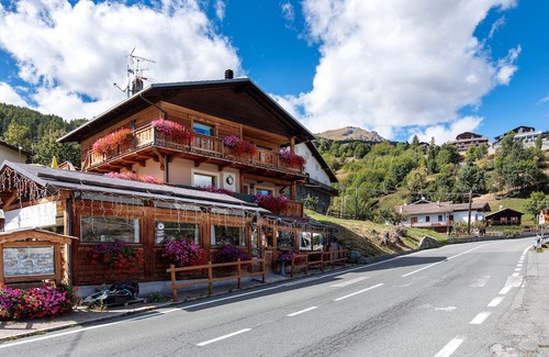 Torgnon Apartment | Room 'Tantané' with Mountain View, Shared Garden and Wi-Fi