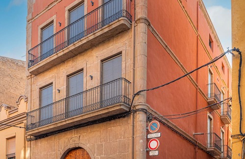 Balaguer Apartment | Bed and Breakfast 'Habitació' with Shared Terrace, Wi-Fi and Air Conditioning
