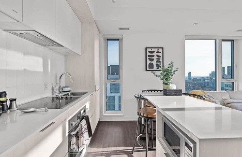 Cabbagetown Apartment | Luxury Corner Apartment with Skyline and CN Tower Views