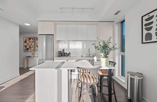 Cabbagetown Apartment | Luxury Corner Apartment with Skyline and CN Tower Views