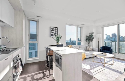 Cabbagetown Apartment | Luxury Corner Apartment with Skyline and CN Tower Views