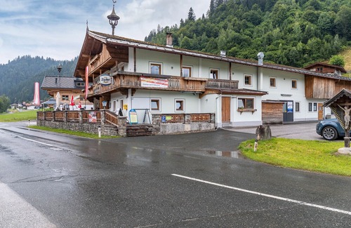 Hopfgarten im Brixental Apartment | Room '4' with Mountain View, Shared Terrace and Wi-Fi