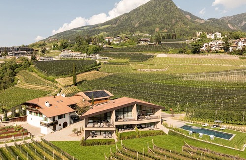 Schenna Apartment | Apartment 'Oberhaslerhof Montes' with Mountain View, Wi-Fi and Air Conditioning