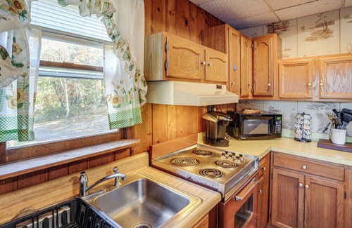 Stanley Cabin | 7 Mi to Main Street: Cabin w/Deck in Stanley!