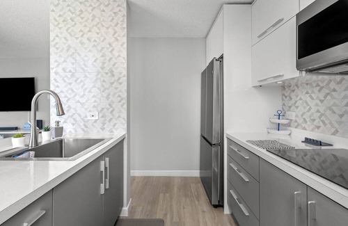 Sardinera Apartment | Oceanfront | Marina-View Balcony | Swimming Pool | Air-Conditioned