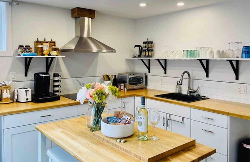 South Lethbridge House | Clean and Bright 2 Bedroom Lower Suite!