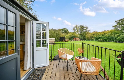 Blackham Cabin | Badger Shepherds Hut - a holiday let that sleeps 2 guests in 1 bedroom