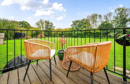 Blackham Cabin | Badger Shepherds Hut - a holiday let that sleeps 2 guests in 1 bedroom