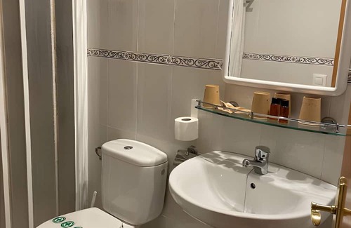 Figueres Bed & Breakfast | Bed and Breakfast 'Habitació Familiar' with Balcony, Wi-Fi, and Air Conditioning