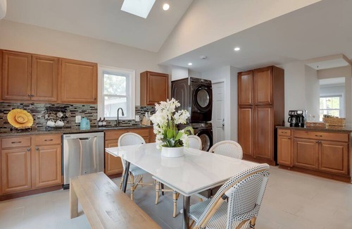 Woodbridge House | Great for Gatherings! Charming Woodbridge Duplex