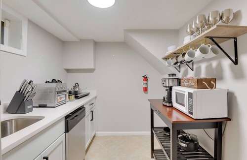 Woodbridge House | 2 Mi to Historic Occoquan District: Modern Duplex