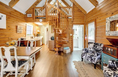 Taylor Creek Cabin | Lake Okeechobee Dockside Cabin w/ Pool Access