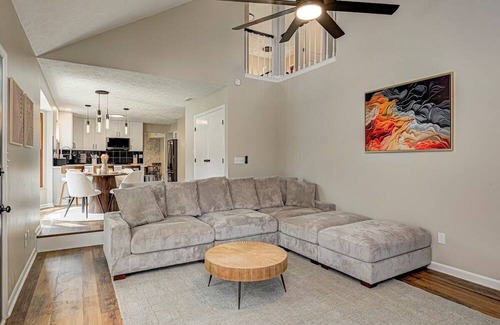 Maxwell House | Modernhome |King-Bed |FirePit |Sleeps 12| Large Groups