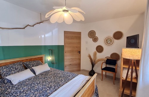 Ormes-et-Ville Bed & Breakfast | Quiet guest room with private entrance and parking in Ormes-et-Ville