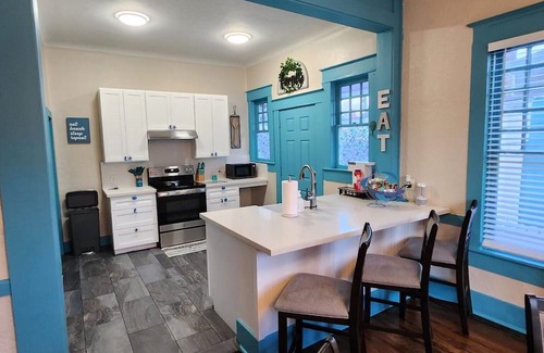 Galveston House | 7 Guests Galveston Coastal Retreat - 3Blks from the Beach! with WiFi, AC