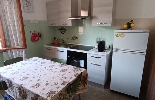 Burzanella House | Accommodation the oak trees, cottage with large garden