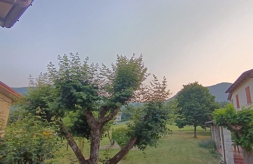 Burzanella House | Accommodation the oak trees, cottage with large garden