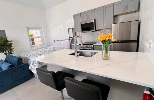 Paget Apartment | Chic Paget Studio Near Hamilton & Railway Trail