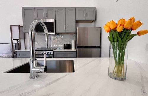 Paget Apartment | Chic Paget Studio Near Hamilton & Railway Trail