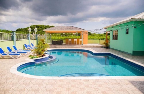 Buckleys Village Apartment | Docs Paradise Red Apartment