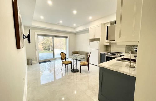 Thornhill House | Luxury Suite in New Custom Home