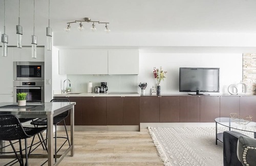 Wellington Place House | Amazing 2BR Suite - Heart of Toronto - Free Parking