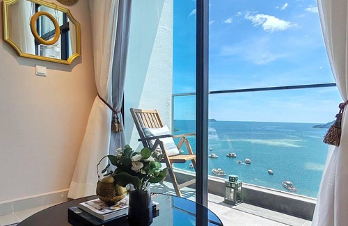 Downtown Kota Kinabalu Apartment | 『Loge Céleste』 9m Panoramic Oceanview for 2