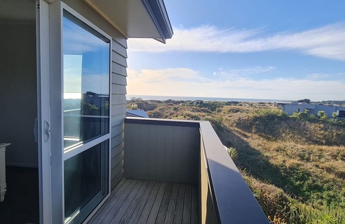 Waikawa Beach House | Seamless Serenity : Modern House in Nature's Lap