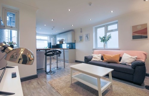 Cathays Apartment | Chic 3-Bed Retreat in Cardiff