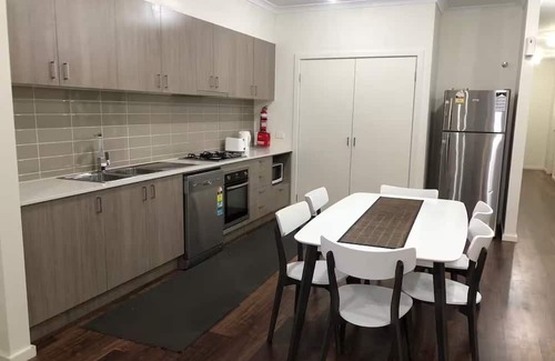 Pakenham House | 11 Serenity Home 4-bedroom house with WiFi and AC in delightful Pakenham