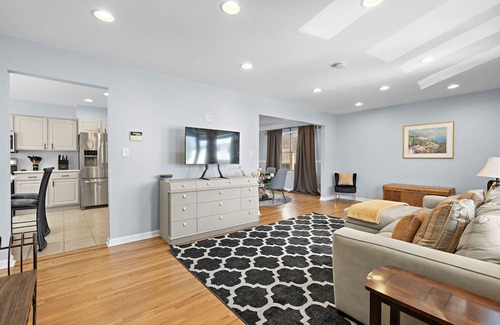 Lyndhurst Apartment | Spacious 3BR w/Parking, Pool Access & Easy Commute to NYC – Monthly Stays