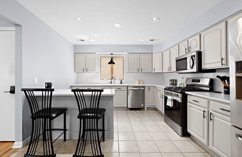 Lyndhurst Apartment | Spacious 3BR w/Parking, Pool Access & Easy Commute to NYC – Monthly Stays