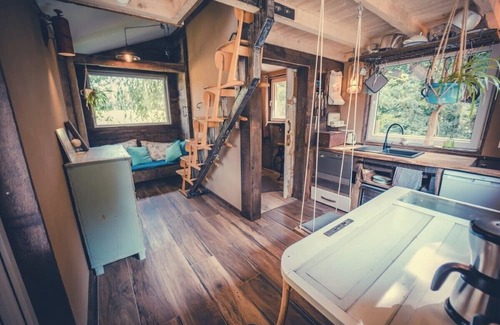 Zernien Cabin | Sustainable Picus Viridis tree house with sauna and hot tub in the countryside