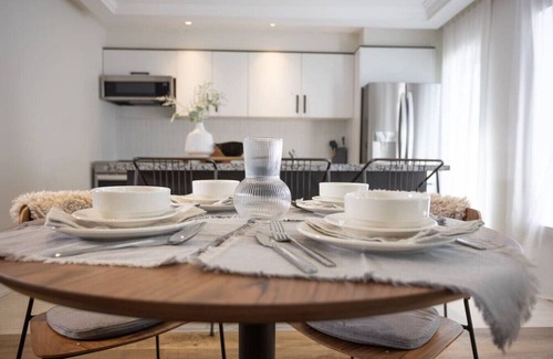 Rockcliffe - Smythe Apartment | Bright & Spacious 5-BDR Home in Toronto (Unit #5)