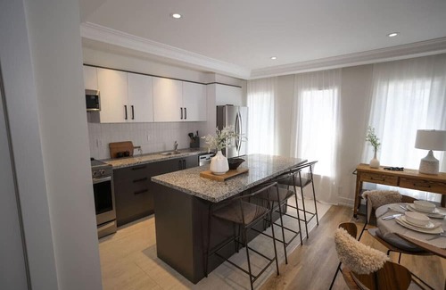 Rockcliffe - Smythe Apartment | Bright & Spacious 5-BDR Home in Toronto (Unit #5)