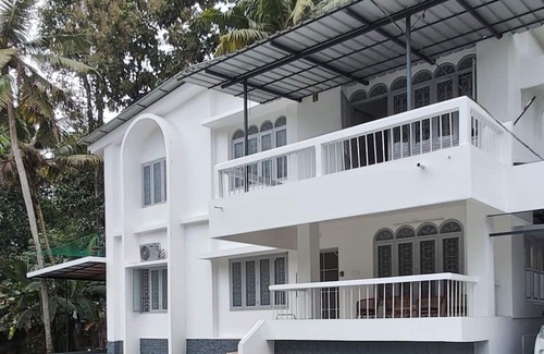 Kottayam House | Genesis Spaces 12 guests, 6 bedrooms, 4 AC+ 2 non AC bedrooms
