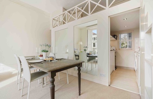 Campden Apartment | 1st class, 1st floor Kensington apt with Mezzanine