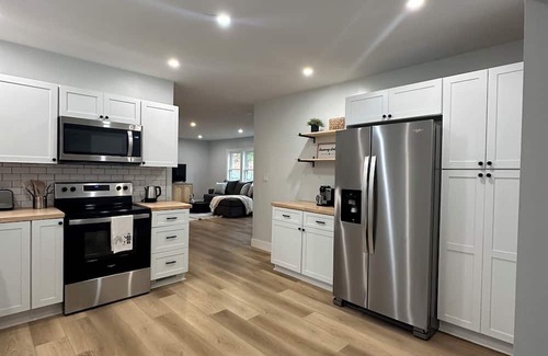 Gloversville House | Adirondack Getaway-2 Bed 1BR w/bonus room-Located at the foot of the Adirondacks