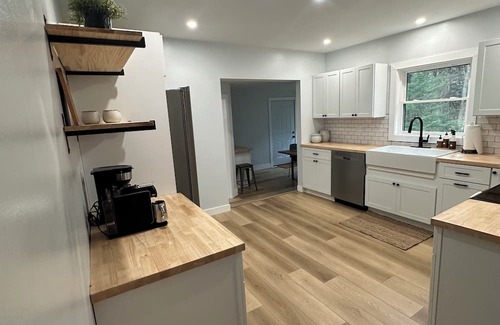 Gloversville House | Adirondack Getaway-2 Bed 1BR w/bonus room-Located at the foot of the Adirondacks