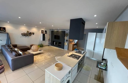 Tamariss Apartment | Lovely apartment with sea view, pool and garden