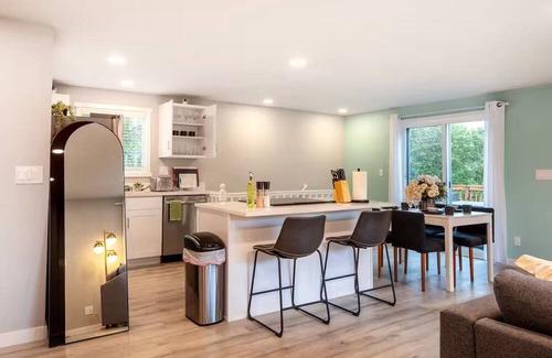 Bryn Mawr-Skyway House | Modern 5Bd+3Ba Remodeled Home with BBQ + Backyard