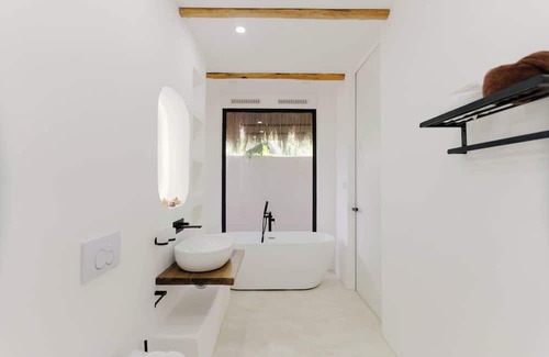 Catangnan Villa | Charming 1-bedroom King Bed Villa with AC, 500MB WiFi in Center of General Luna