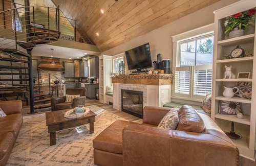 Hendersonville Cabin | Timberland Lodge & Bunkhouse