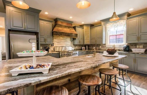 Hendersonville Cabin | Timberland Lodge & Bunkhouse